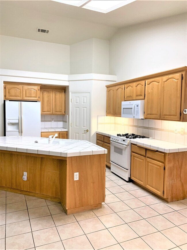 Building Photo - SPECTACULAR HOME IS A MUST SEE!!