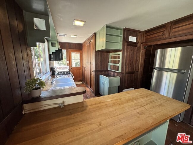 Foto del edificio - 2731 N Beverly Glen Blvd