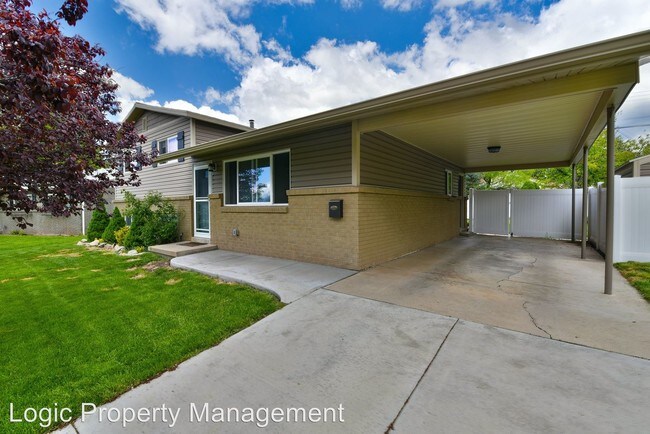 Building Photo - 3 br, 2 bath House - 1341 E. Mariposa Ave.