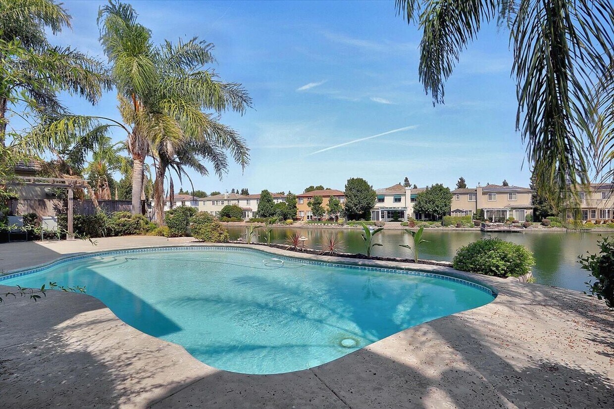 Foto principal - Rare Brookside Home with Pool & Lake Views