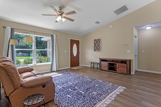 Foto del edificio - Beautiful 3 Bedroom 2 Bathroom Pool Home i...