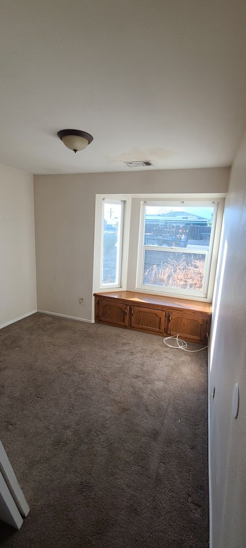 Building Photo - 3 Bedroom/ 2 bath Home in Town.