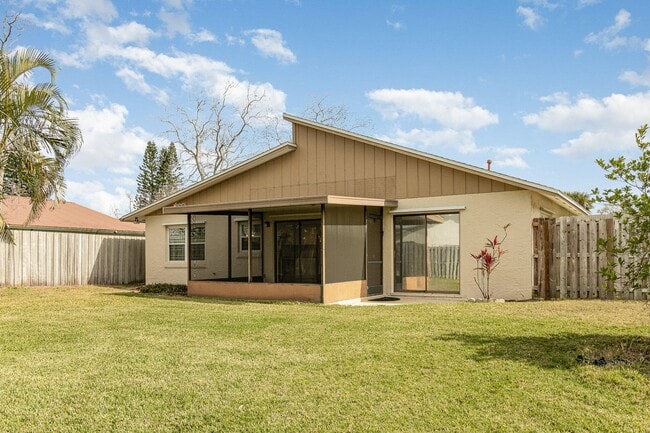 Foto del edificio - 446 Timberlake Dr