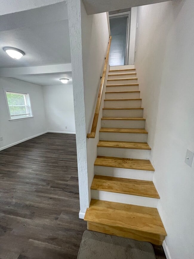 Foto del edificio - Modern, Fully Renovated Two-Story Apartment – $1,850/month | Pittsfield, MA
