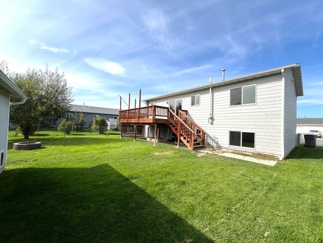 Building Photo - Pet Friendly 4 Bed 2 Bath Single Family Home W/ Fully Fenced Yard, Double Car Garage Located in E...