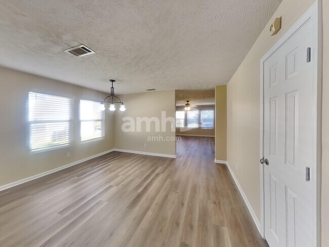 Building Photo - 5527 Middlebury Dr