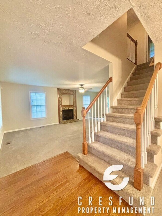 Building Photo - Comfort, Style, and Space - 15 MIN FROM FT...