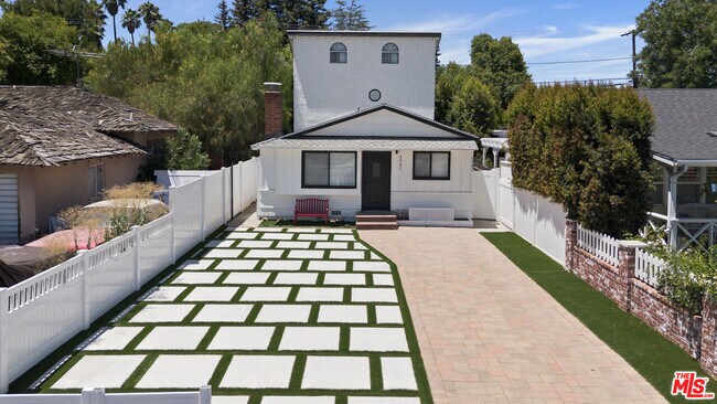Foto del edificio - 5541 Fallbrook Ave
