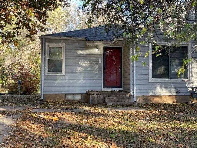 Building Photo - Section 8 Accepted, Pets Accepted, Off str...