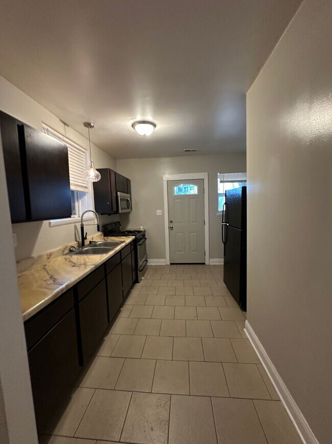 Building Photo - 8518 S Bennett Ave