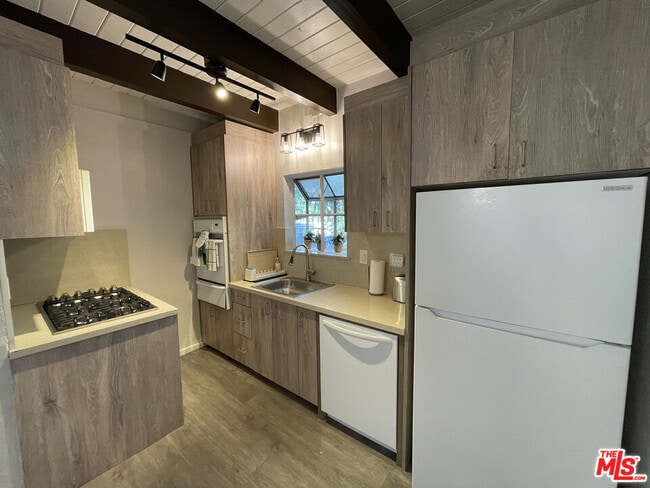 Foto del edificio - 2128 N Beverly Glen Blvd