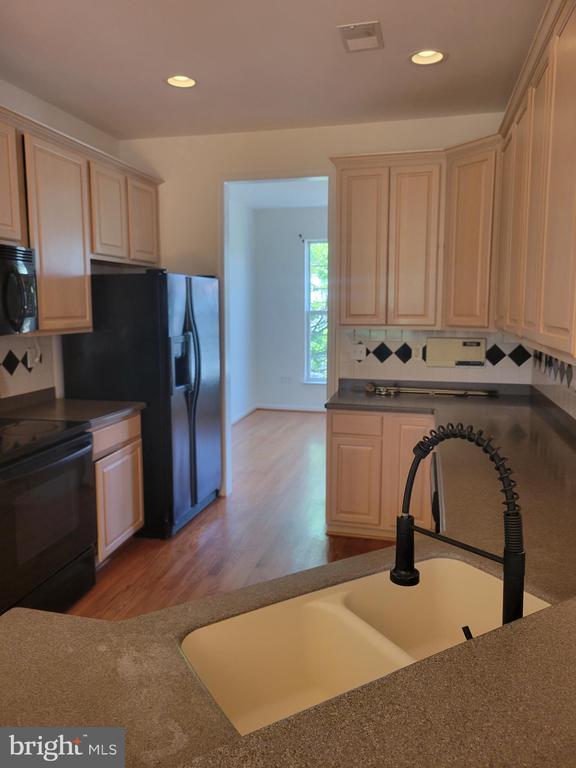 Building Photo - 43799 Maison Blanc Square