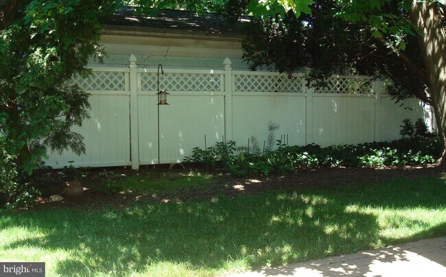 Building Photo - 520 N Edgemont St