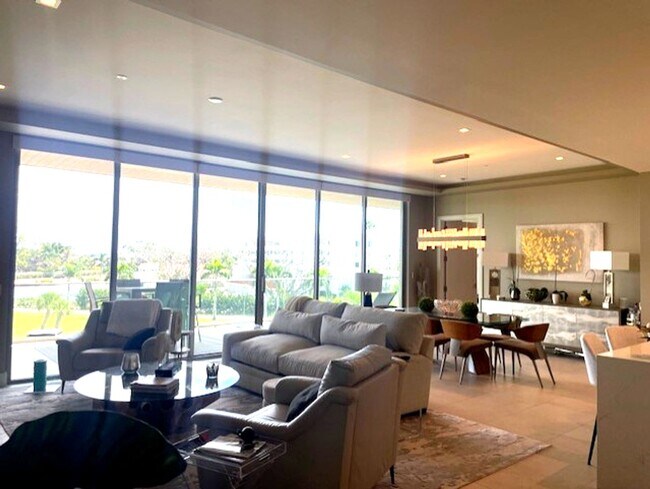 Foto del edificio - Luxury Furnished Gulf-Front Condo at The St. Regis Residences, Longboat Key, FL
