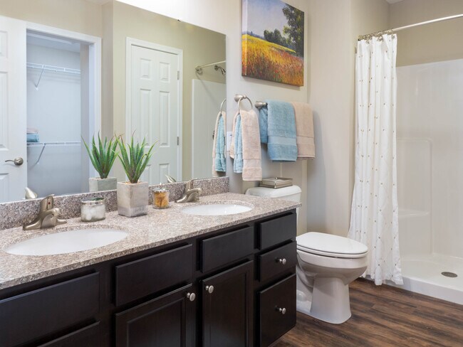 Obtendrás dos baños completos en tu nuevo hogar - Redwood Brownsburg