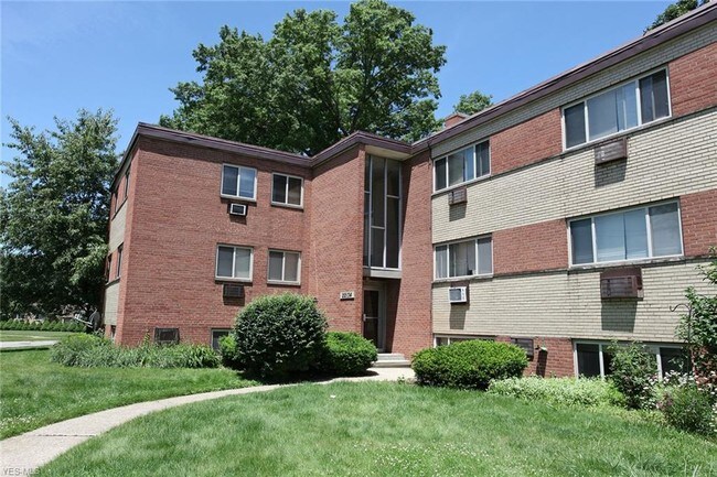 Building Photo - 22110 River Oaks Dr