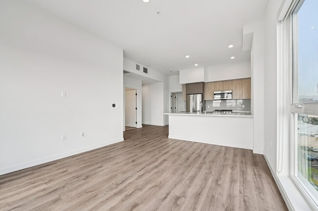 Building Photo - Somi