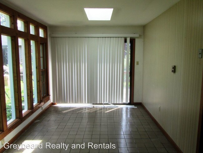 Building Photo - 2 br, 1.5 bath House - 206 Mountain St