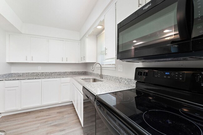 Foto del edificio - Remodeled & Updated 2 Bedroom Duplex Unit!