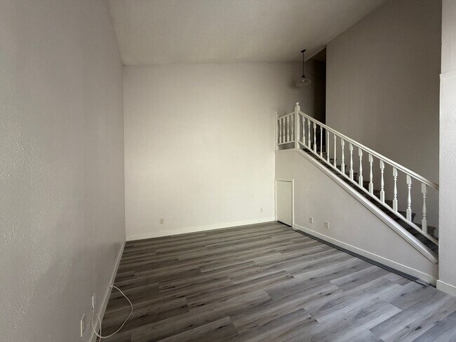 Foto del edificio - BEAUTIFULLY RENOVATED 3/2/2 CAR WITH DEN