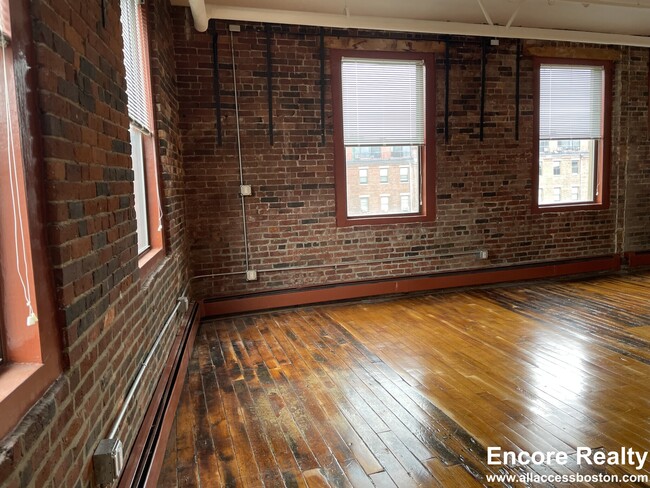 Building Photo - 804 Tremont St