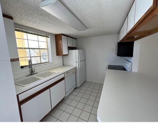 Building Photo - 6331 La Costa Dr