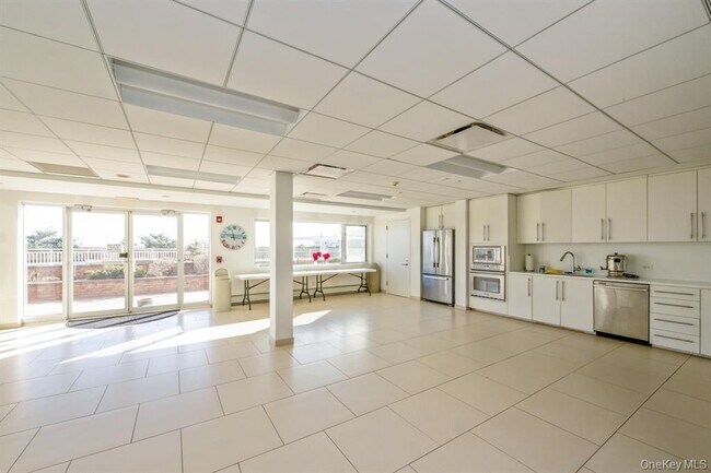 Building Photo - 830 Shore Rd