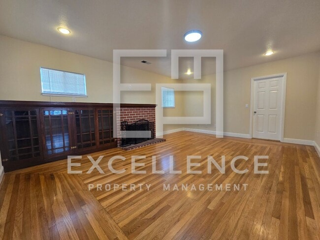 Foto del edificio - 4/2 House With Fireplace, Pets, Real Hardw...