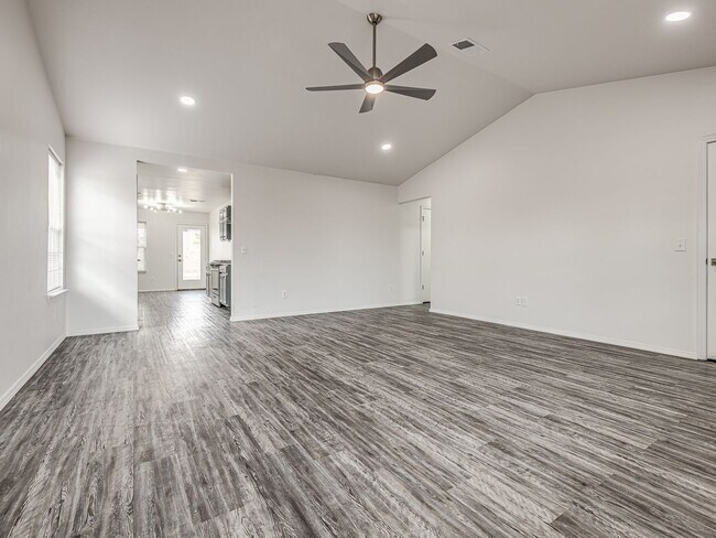 Foto del edificio - Beautiful remodeled home in Edmond + 4 bedrooms + 2 bathrooms + Valencia Neighborhood