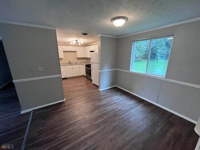 Building Photo - Well Renovated Single-family Home