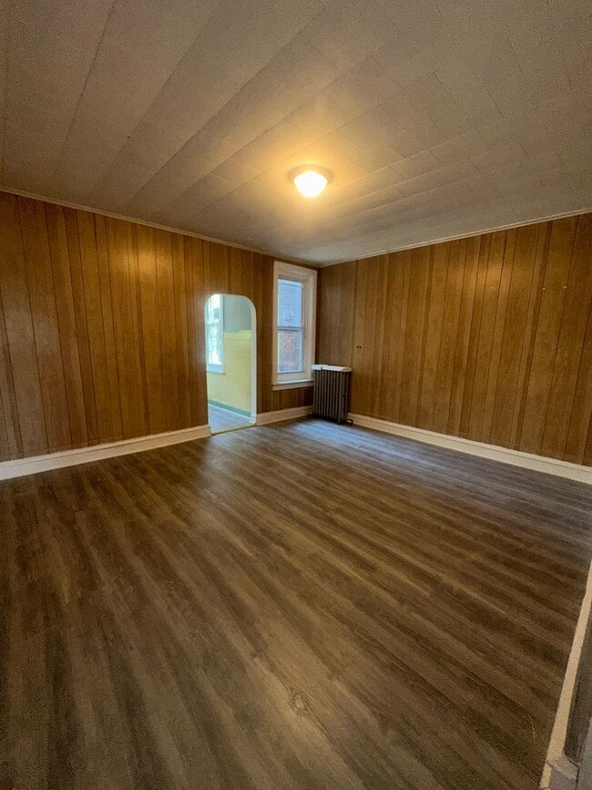 Building Photo - 3 bedrooms / 1 full bathrooms  renovated i...