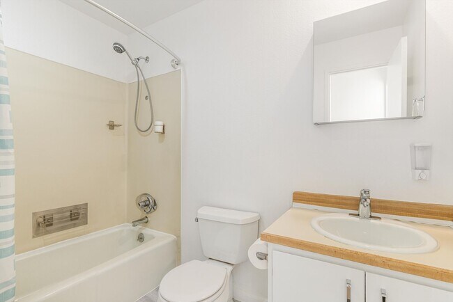 Foto del edificio - 1 month free!! Sweet 1/1 condo in Lake Oswego with covered parking and storage included!