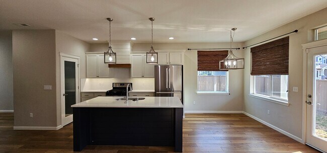 Building Photo - Spacious Bremerton Two-Story