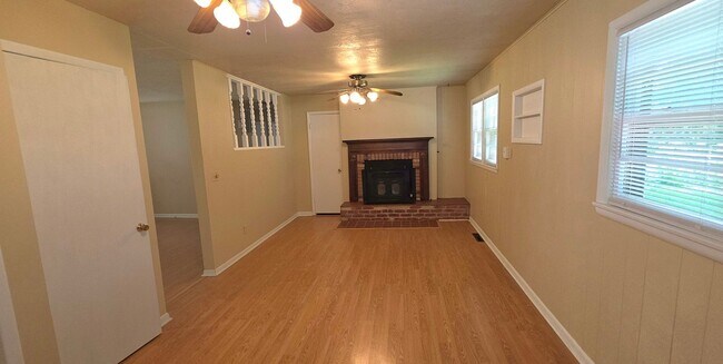 Foto del edificio - 3 BR 2 BA 2 Living Areas! Glendale Schools!  $1295