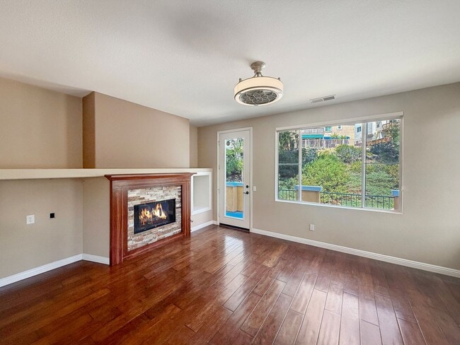 Building Photo - Spacious 3BR/2.5BA Home with Gated Communi...