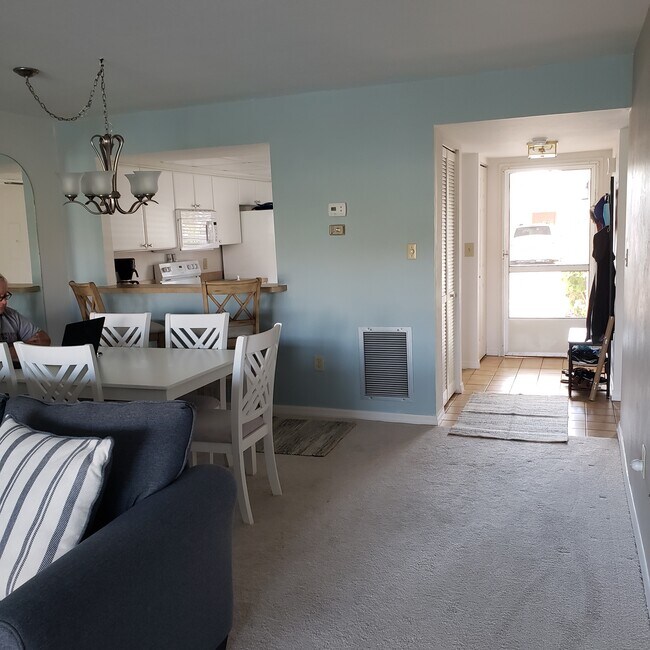 Building Photo - 5471 Peppertree Dr