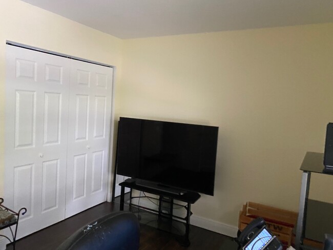 Building Photo - 203 Lake Pointe Dr