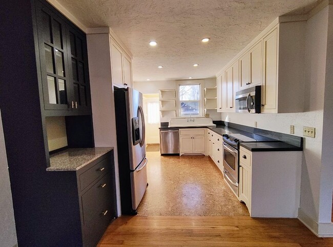 Building Photo - Summer Special-$300 Off-Beautiful Three St...