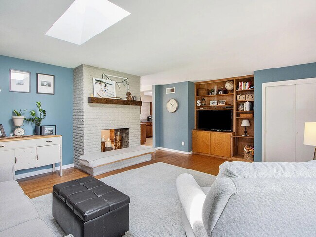 Living Room - 2909 Crestview Ave