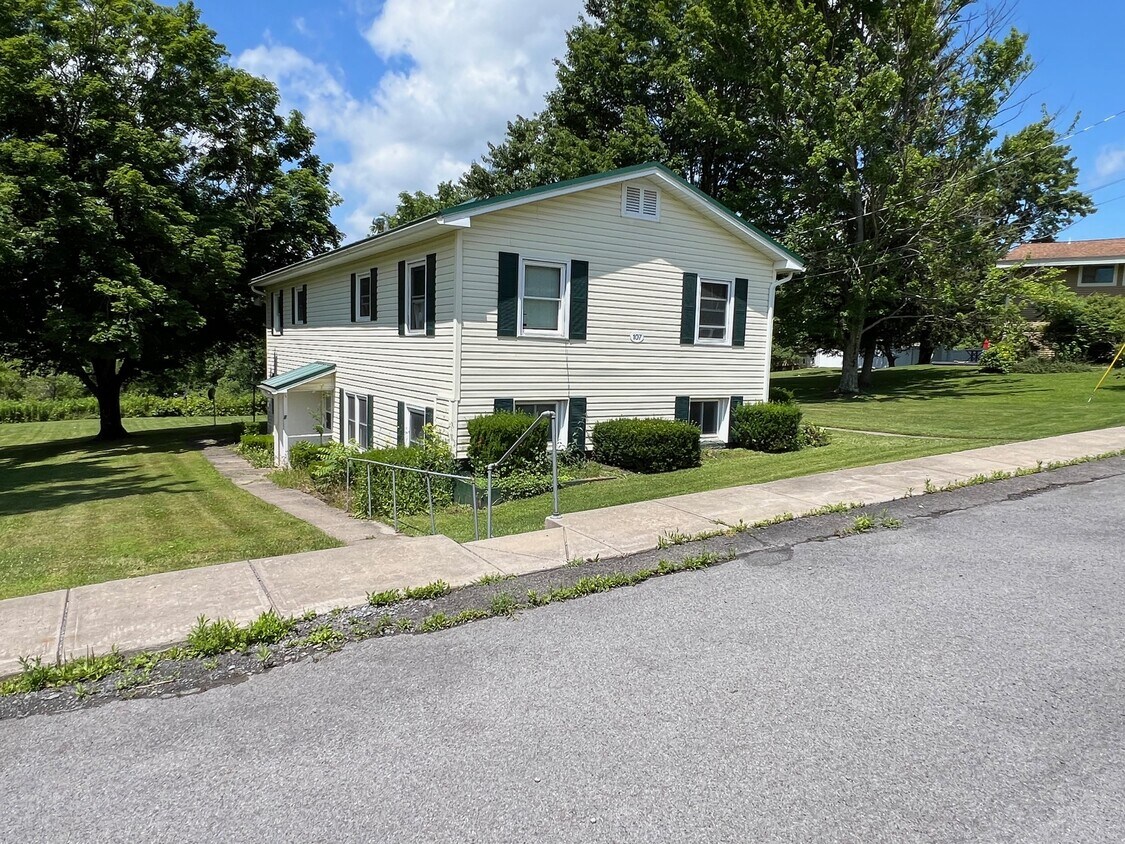 Foto principal - 107 Oak Hill Rd