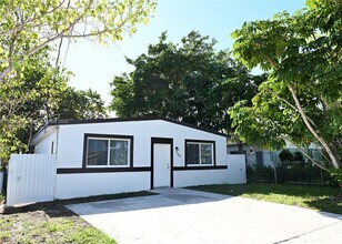 Building Photo - 747 NW 5th Ct