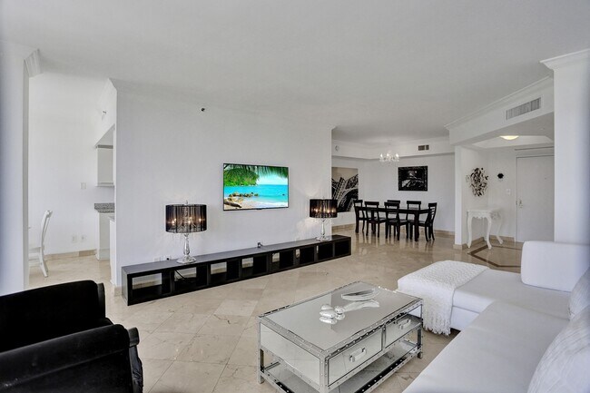 Foto del edificio - 7000 Island Blvd