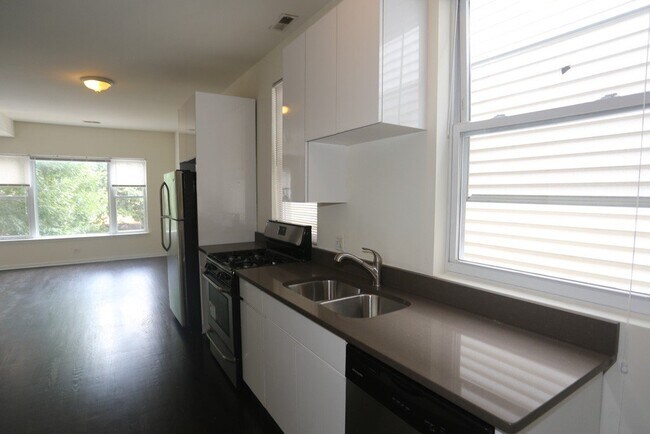 Foto del edificio - 2438 N Ashland Ave