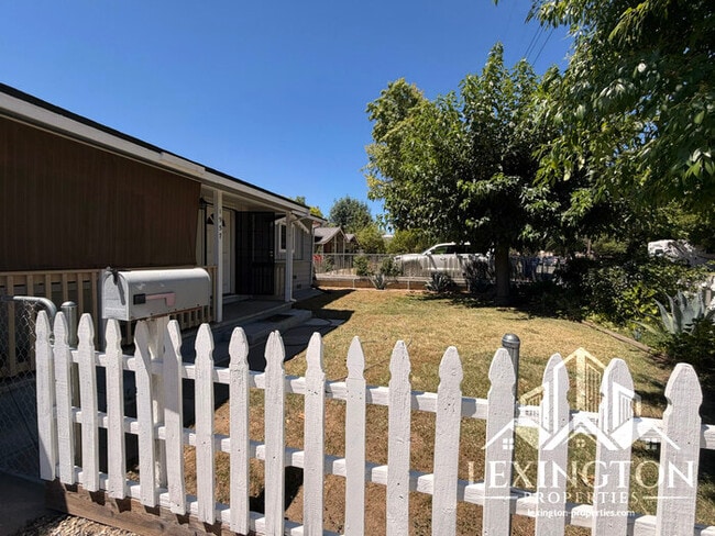 Building Photo - Charming 2 Bedroom Home with Large Backyard & Garage