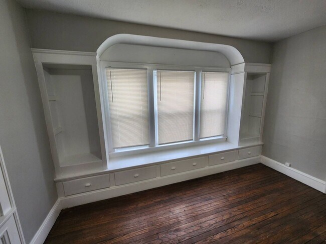 Building Photo - 8006 Laumar Ave