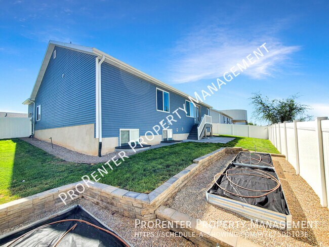 Building Photo - Like New 5 Bed, 3 Bath Roy Home