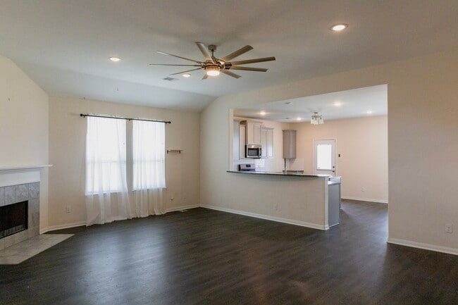 Building Photo - 221 White Wing Ln