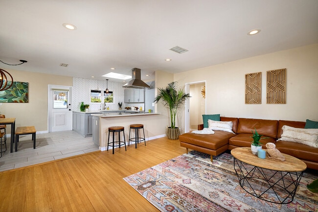 Foto del edificio - 2136 Foothill Dr