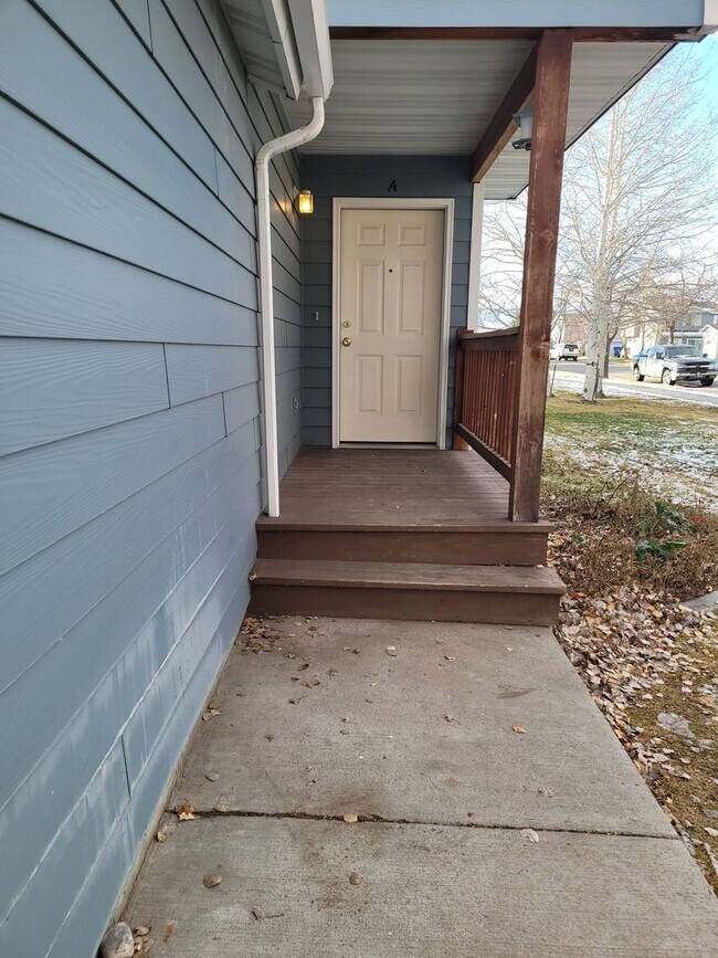 Building Photo - Bright & Convenient Townhouse Living!