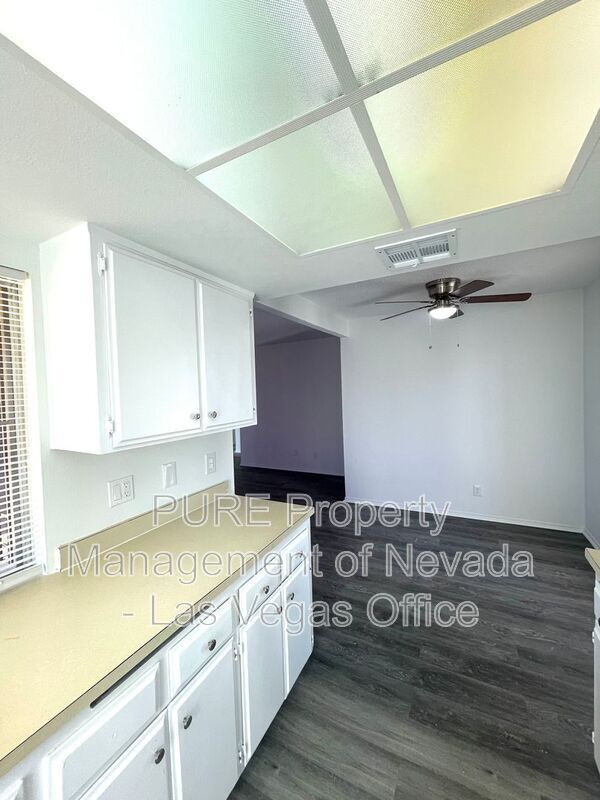 Foto del edificio - 1405 E Vegas Valley Dr